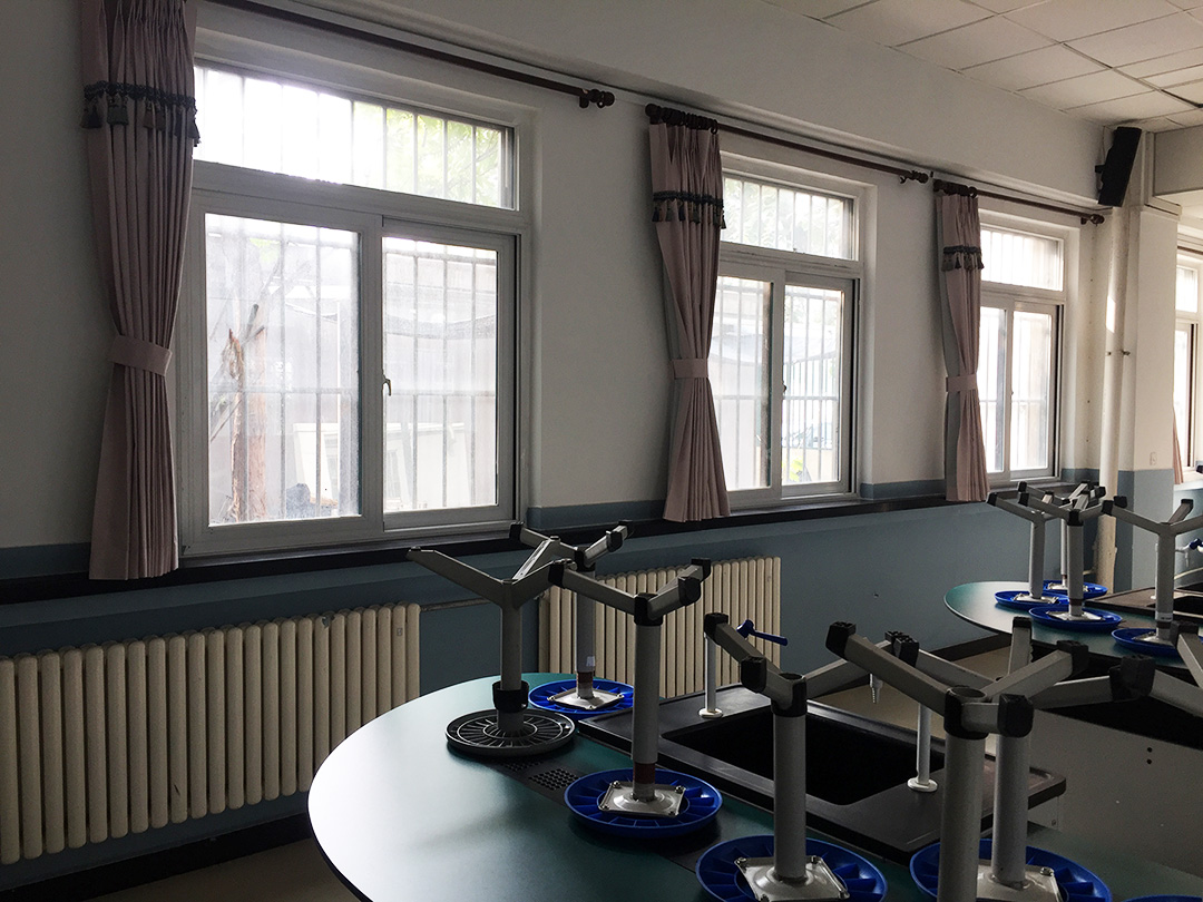 西藏中心学校教学楼窗帘安装